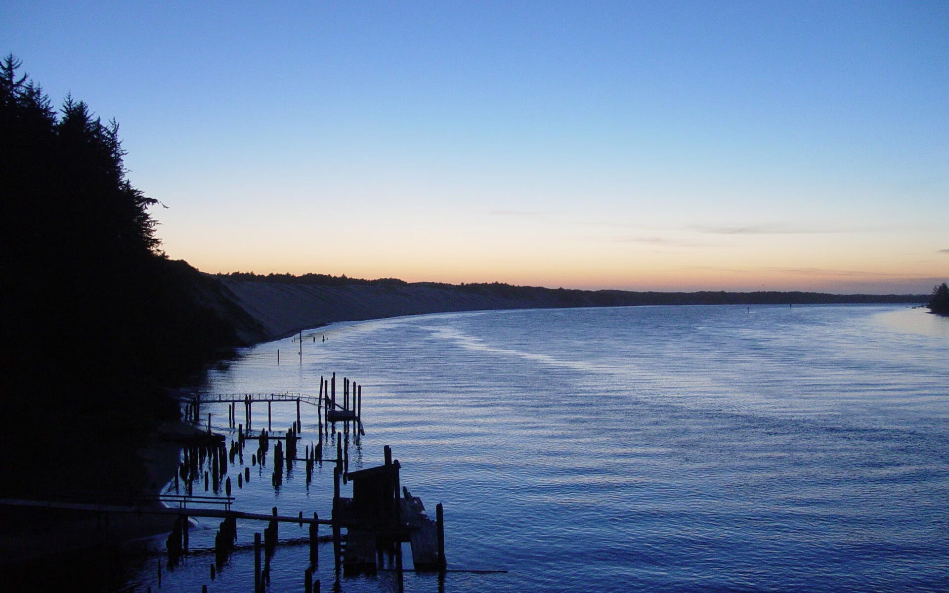 “山谷追逐：峡谷中的极速激战”，山谷峡谷河谷