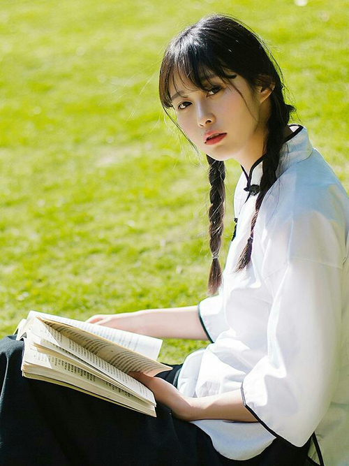 爱游戏在线登录入口-《电竞主播明星光环：从游戏到广告代言》，电竞主播kh